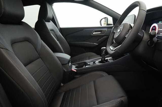Nissan Qashqai 1.3 DIG-T MH 140 Tekna with Drive Assist Technology and Glass Roof