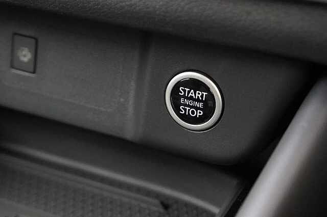 Nissan Qashqai 1.3 DIG-T MH 140 Tekna with Drive Assist Technology and Glass Roof