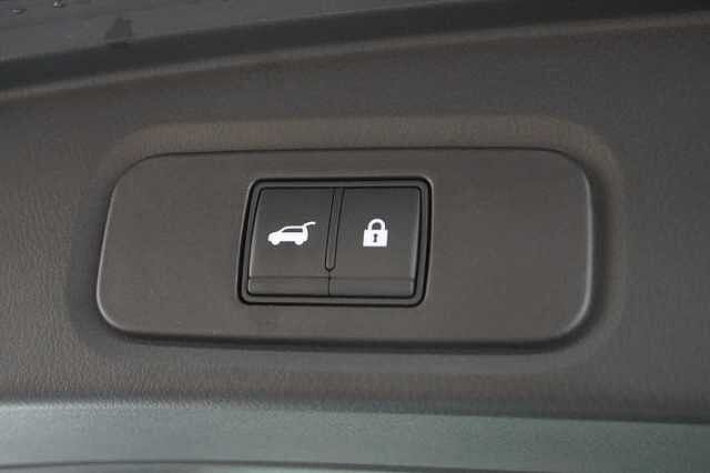 Nissan Qashqai 1.3 DIG-T MH 140 Tekna with Drive Assist Technology and Glass Roof