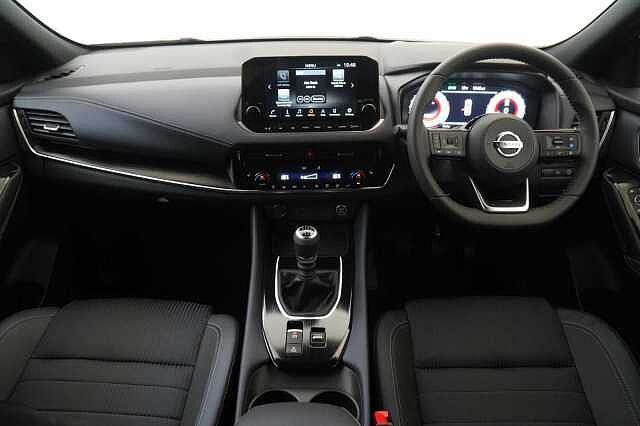 Nissan Qashqai 1.3 DIG-T MH 140 Tekna with Drive Assist Technology and Glass Roof