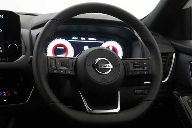 Nissan Qashqai 1.3 DIG-T MH 140 Tekna with Drive Assist Technology and Glass Roof