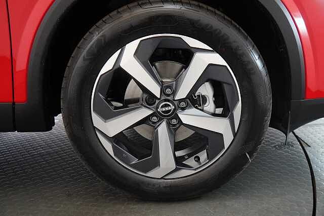 Nissan Qashqai 1.3 DIG-T MH 158 N-Connecta X-Tronic Auto with Sat Nav and 360 View Cameras