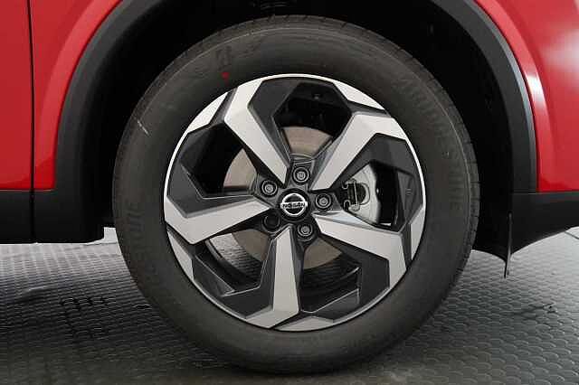 Nissan Qashqai 1.3 DIG-T MH 140 N-Connecta with Sat Nav and 360 View Cameras