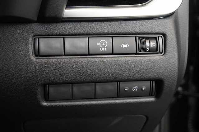 Nissan Qashqai 1.3 DIG-T MH 158 N-Connecta Auto with Nav + 360 Cameras and Glass Roof Pack