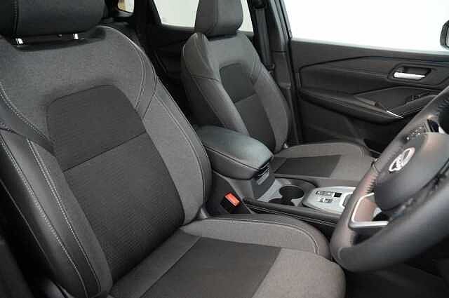 Nissan Qashqai 1.3 DIG-T MH 140 N-Connecta with Sat Nav and 360 View Cameras