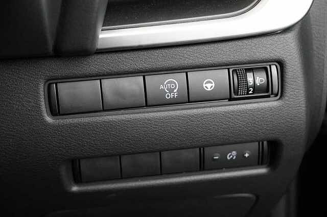 Nissan Qashqai 1.3 DIG-T MH 140 N-Connecta with Sat Nav and 360 View Cameras