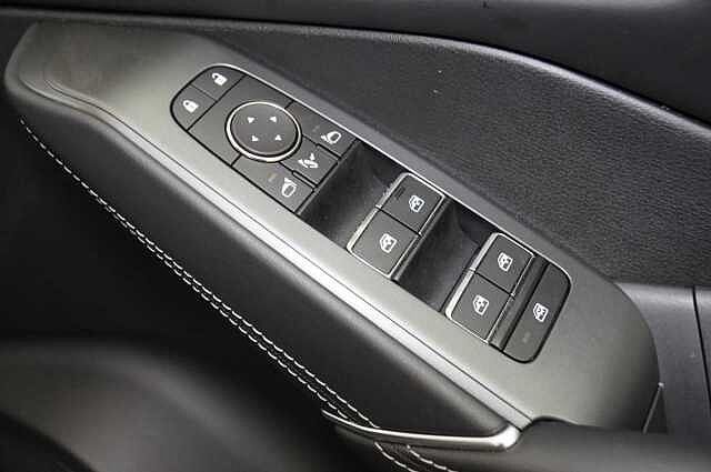 Nissan Qashqai 1.3 DIG-T MH 140 N-Connecta with Sat Nav and 360 View Cameras