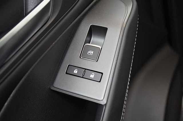 Nissan Qashqai 1.3 DIG-T MH 140 N-Connecta with Sat Nav and 360 View Cameras