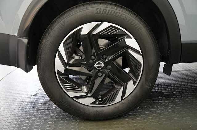 Nissan Qashqai 1.3 DIG-T MH 140 N-Connecta with Sat Nav and 360 View Cameras