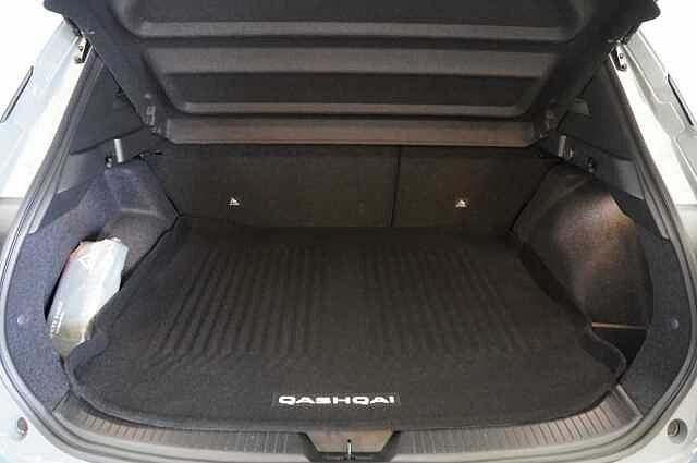 Nissan Qashqai 1.3 DIG-T MH 140 N-Connecta with Sat Nav and 360 View Cameras