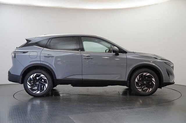 Nissan Qashqai 1.3 DIG-T MH 140 N-Connecta with Sat Nav and 360 View Cameras